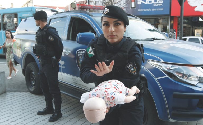 Agente da guarda de Cariacica ensina manobra que salva vidas