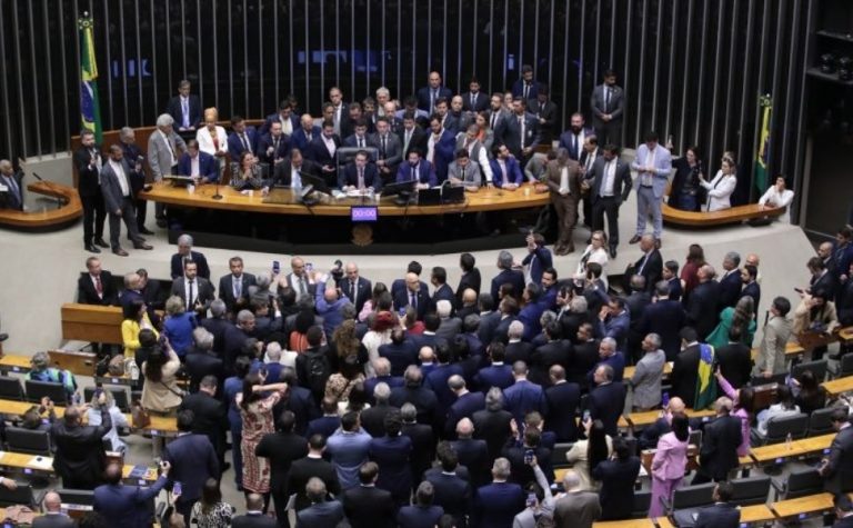 Após obstrução de Plenário, Hugo Motta abre sessão e pede respeito