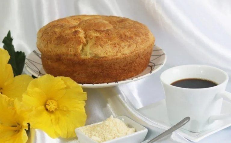 Aprenda a fazer um Bolo de Pão de Queijo com seis ingredientes