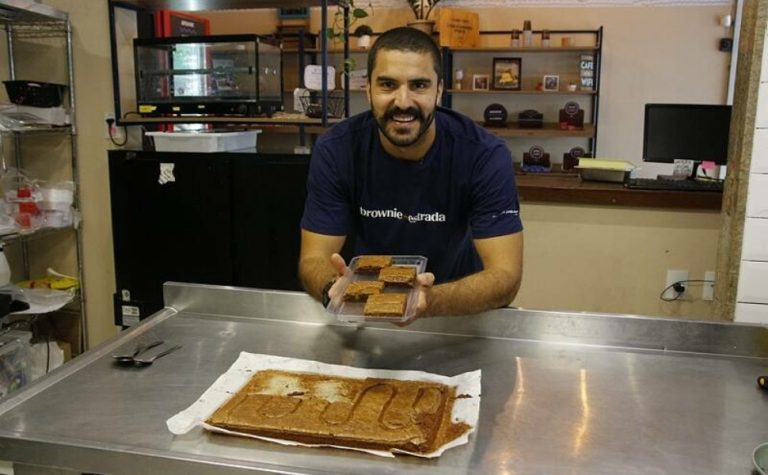 Aprenda a fazer um Brownie de chocolate com apenas cinco ingredientes