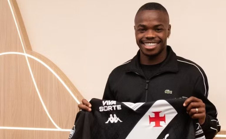 Atacante colombiano contratado pelo Vasco do Rennes desembarca no Rio com ‘dores’