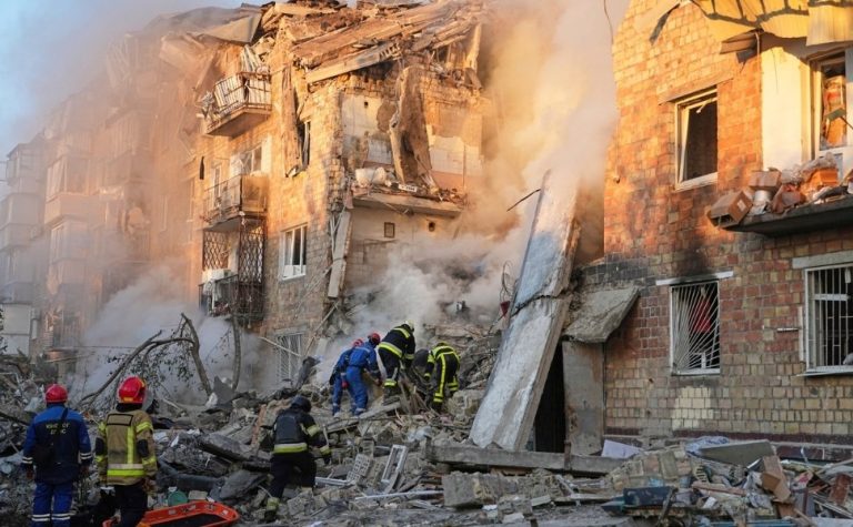 Ataque em massa com drones e mísseis russos mata 15 pessoas em Kiev