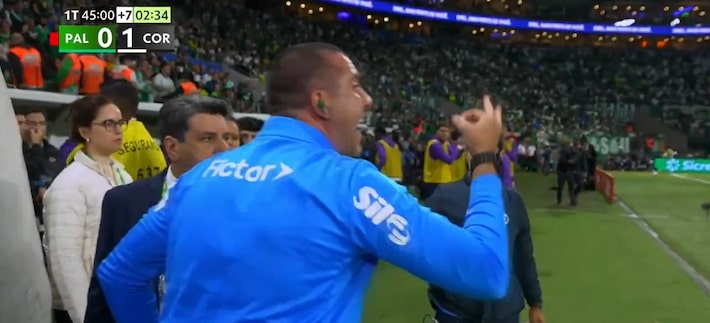 Auxiliar de Abel reclama de obstrução em gol do Corinthians e é expulso: ‘É falta no mundo todo’
