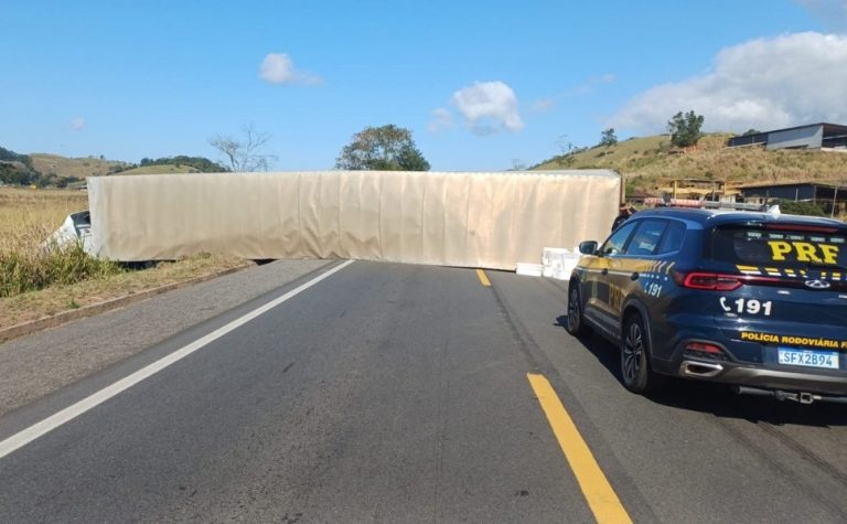 BR-101 é totalmente interditada após tombamento de carreta em Atílio Vivacqua