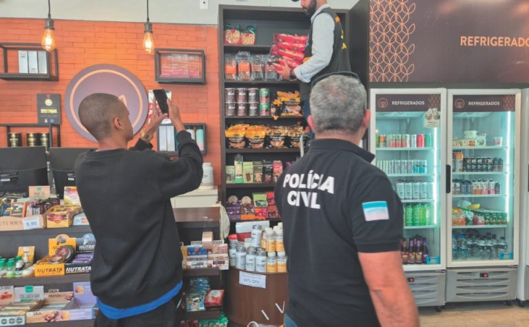 Blitze no comércio flagram falsos alimentos saudáveis no ES
