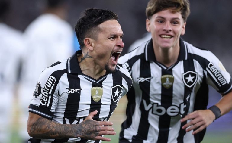 Botafogo marca com 15 segundos, supera a LDU e vai jogar pelo empate na altitude