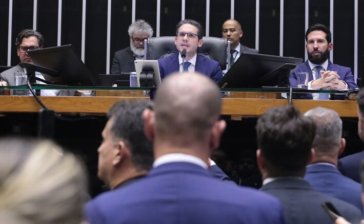Câmara aprova urgência de projeto contra adultização de crianças