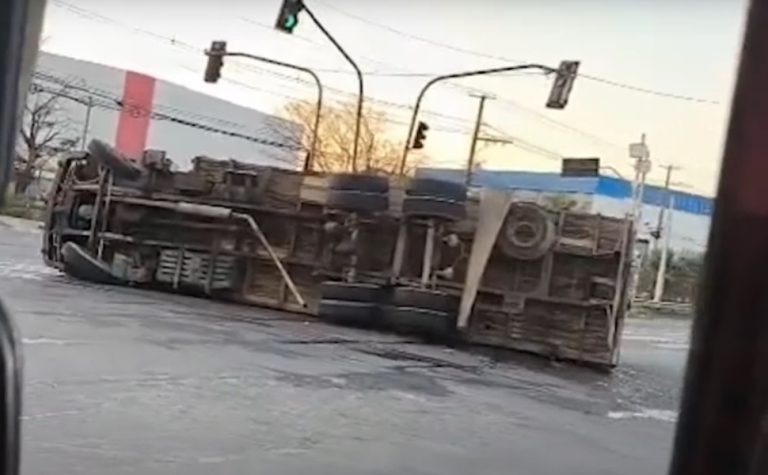 Caminhão carregado de papelão tomba e interdita BR-101 na Serra