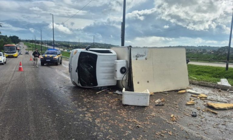 Caminhão com carga de camarões tomba na BR-101 e carga é saqueada