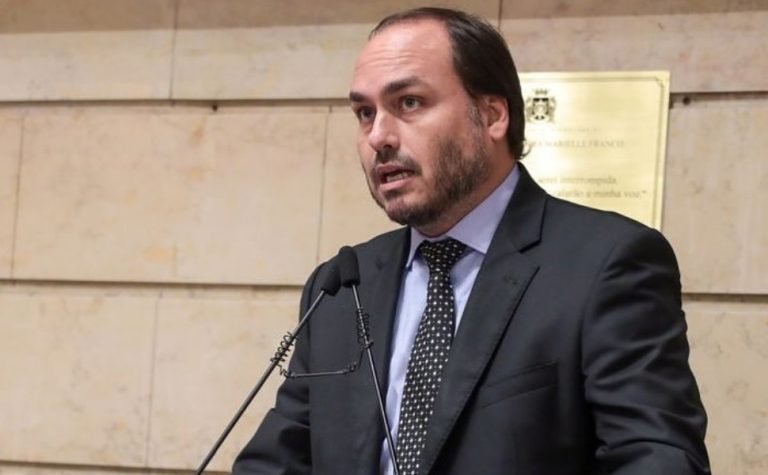 Carlos Bolsonaro passa bem após ir a hospital com notícia da prisão do pai