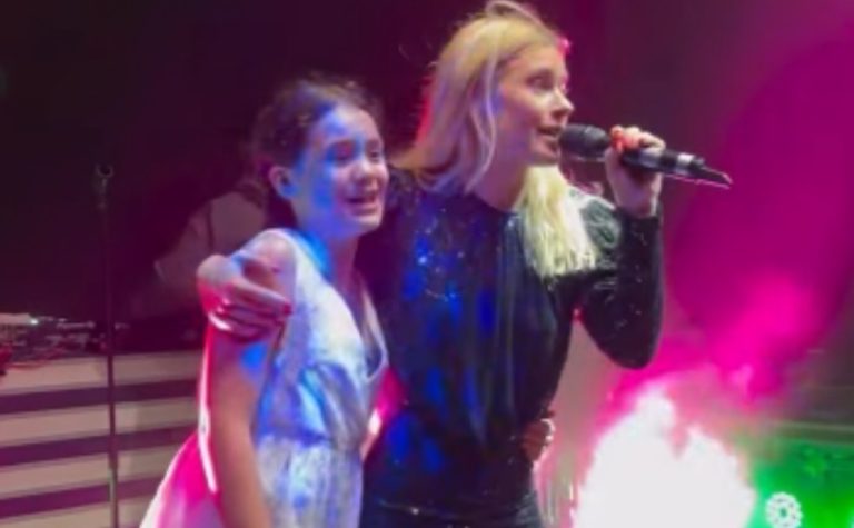 Carolina Dieckmann e neta de Preta Gil cantam ‘Sinais de Fogo’ em festa