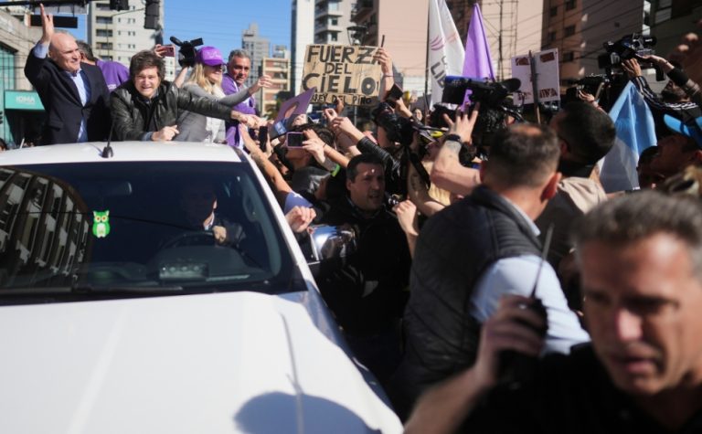 Carreata de Milei é alvo de pedradas durante evento de campanha