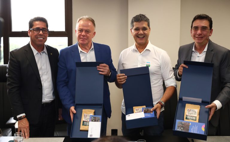 Casagrande e Ferraço fazem visita à Assembleia Legislativa após obras