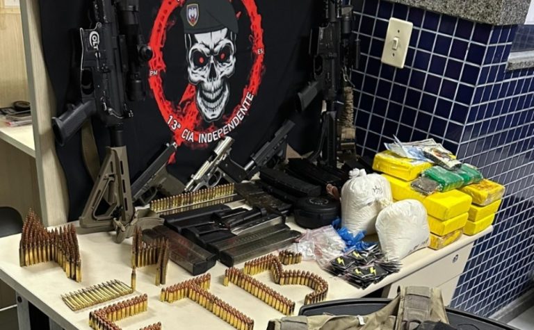 Casal que guardava arsenal dentro de casa é preso em Vila Velha