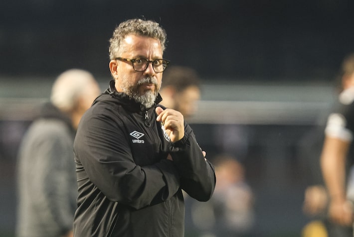 Cleber Xavier não resiste à goleada do Vasco e não é mais técnico do Santos