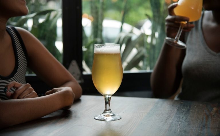 Consumo abusivo de álcool entre mulheres dobra em 17 anos no Brasil, diz estudo