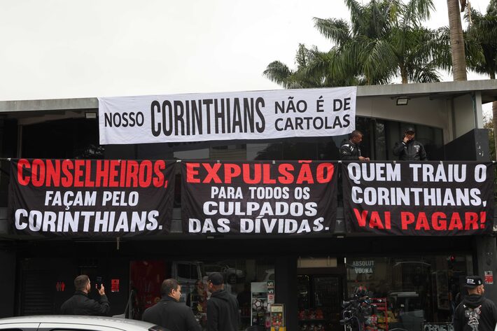 Corinthians vive dia de protestos e incerteza enquanto sócios decidem futuro do clube; veja imagens