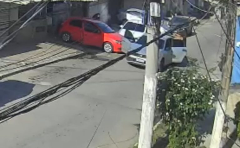 Criança de 3 anos morre e mãe é baleada durante ataque a ex-PM no RJ
