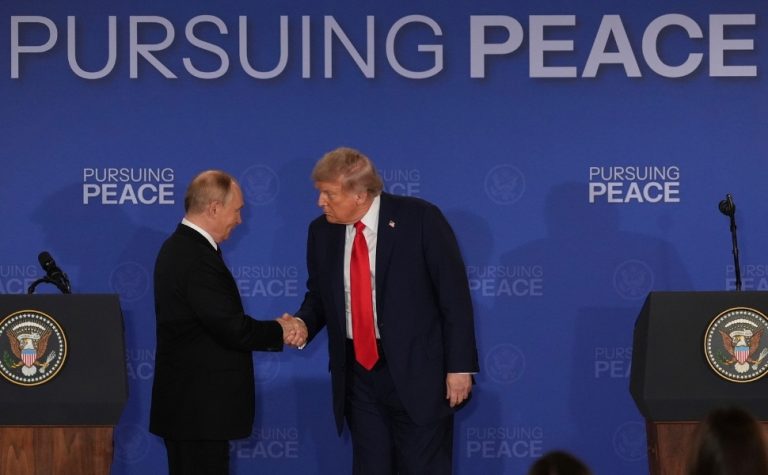 Trump comemora ‘dia bem-sucedido’ após encontro com Putin