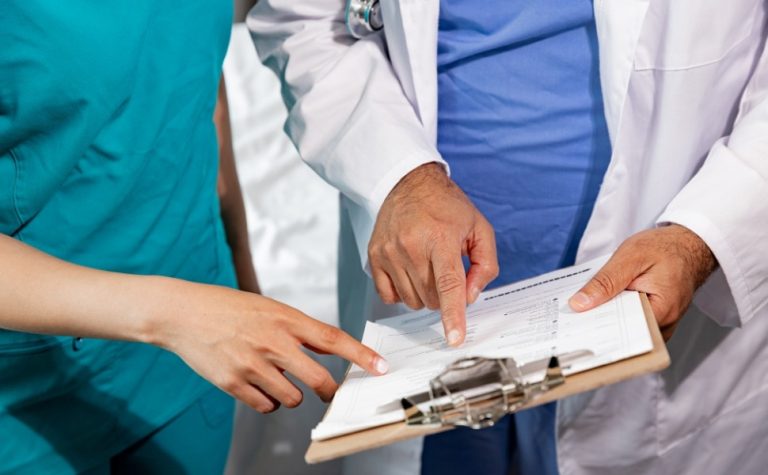 Curso de medicina com nota baixa pode ter corte de vaga ou extinção