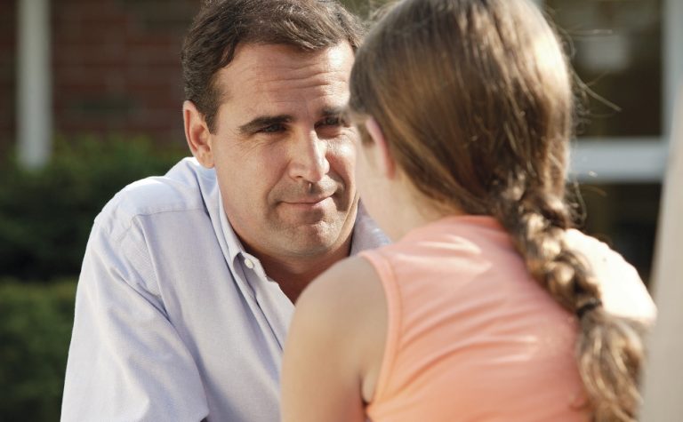 Dez erros que pais cometem e afastam os filhos adolescentes