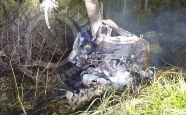 Dois jovens morrem após carro colidir em poste e pegar fogo em Guarapari