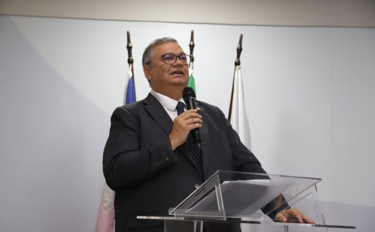 Em Vitória, Flávio Dino ironiza: “Tive de tirar o Pateta e o Mickey da minha vida”