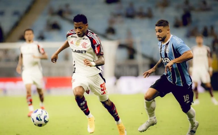 Em momentos distintos, Flamengo e Grêmio se enfrentam no Maracanã