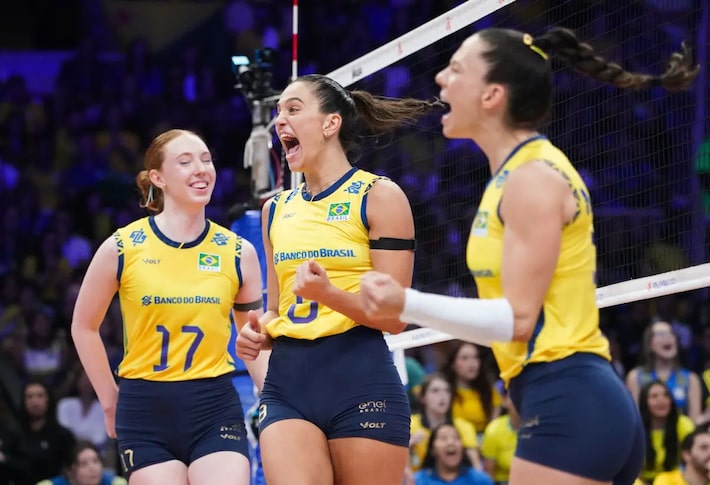 Em quadra com iluminação criticada, seleção feminina estreia com vitória no Mundial de vôlei