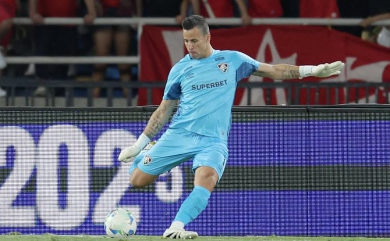 Fábio, do Fluminense, pode se tornar atleta com mais jogos na história