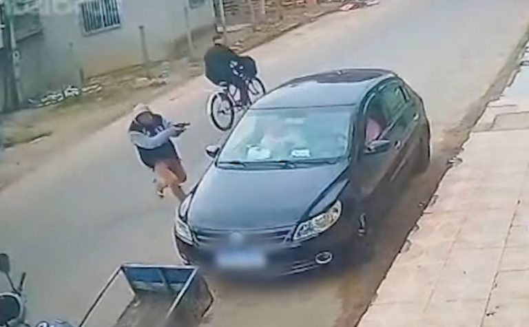 Homem é morto a tiros dentro de carro e mãe presencia crime em Aracruz; veja vídeo