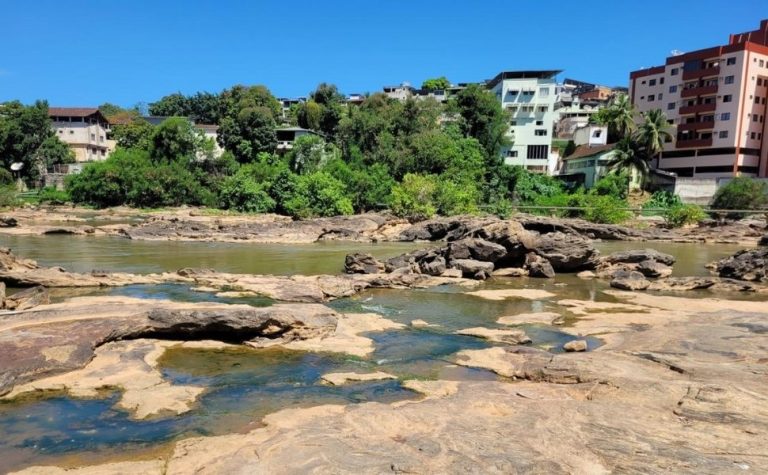 Iema investiga vazamento de esgoto no rio Itapemirim