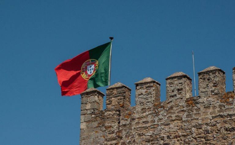 Imigrantes brasileiros ilegais em Portugal podem ser expulsos a partir desta quinta