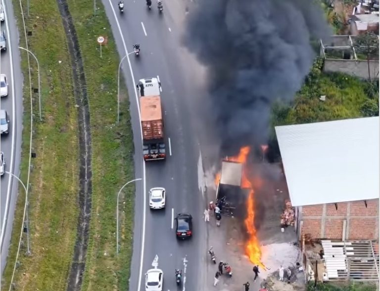 VÍDEO: incêndio destrói caminhão na BR-101. Carga de carne foi saqueada