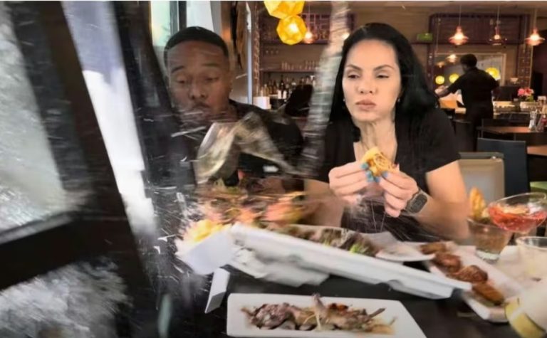 Influenciadores são atingidos por carro durante gravação em restaurante nos EUA