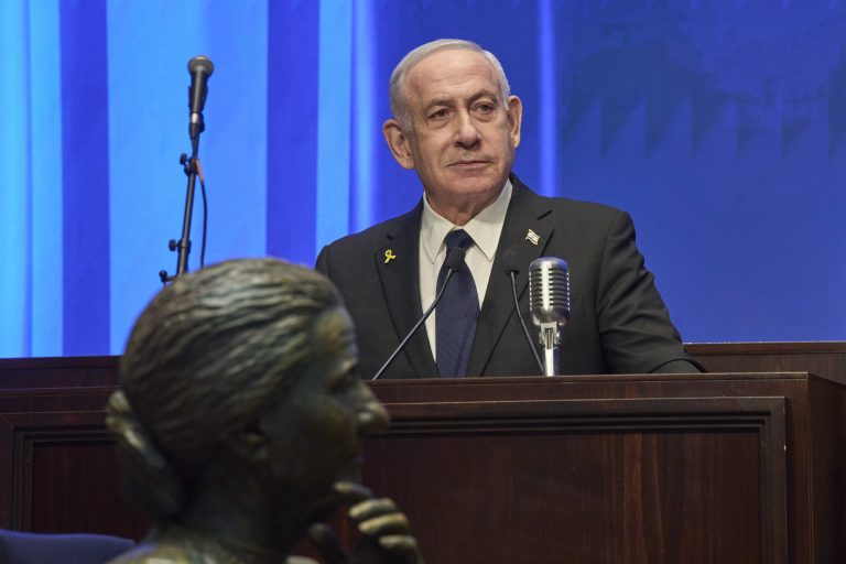 Israel bombardeia Cidade de Gaza e palestinos fogem