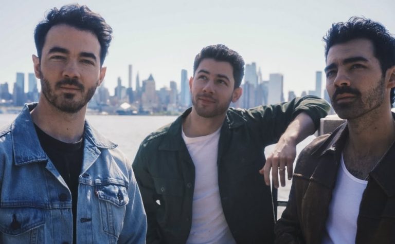 Jonas Brothers celebra a volta às origens em novo álbum