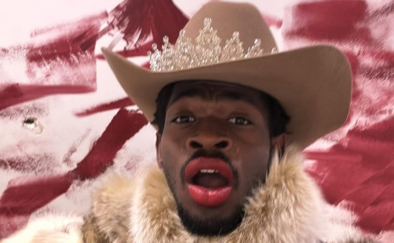 Lil Nas X é detido em Los Angeles e hospitalizado por possível overdose, diz site