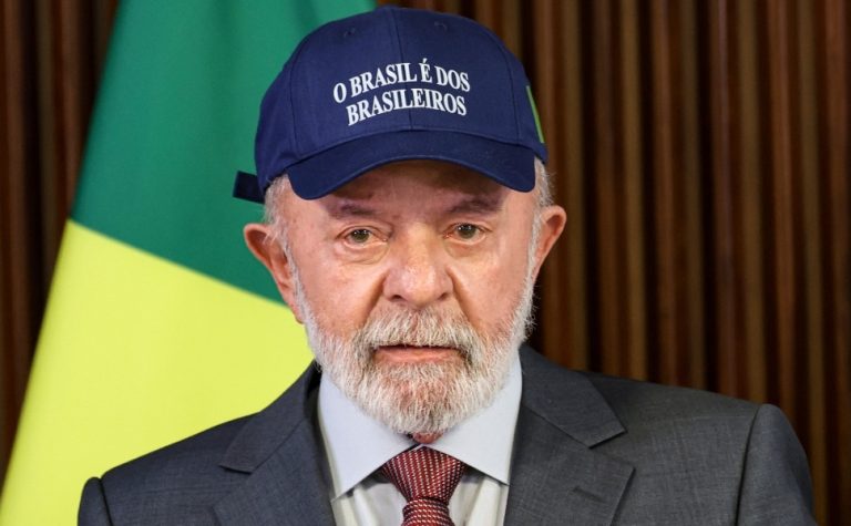Lula defende regulação de big techs durante reunião ministerial