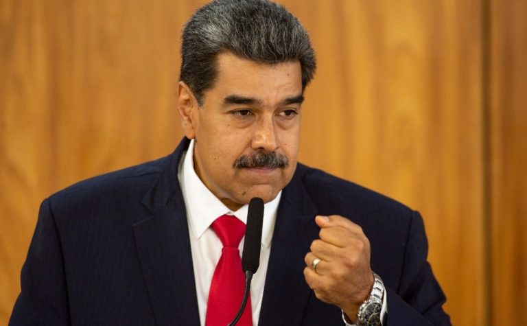 Maduro aparece de farda e se diz pronto para se defender dos EUA