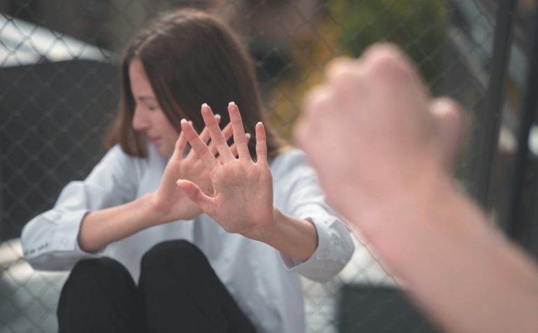 Mais de mil mulheres denunciam ameaças, perseguição e violência