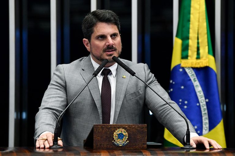 Marcos do Val faz live com ataques a Moraes e descumpre veto do STF