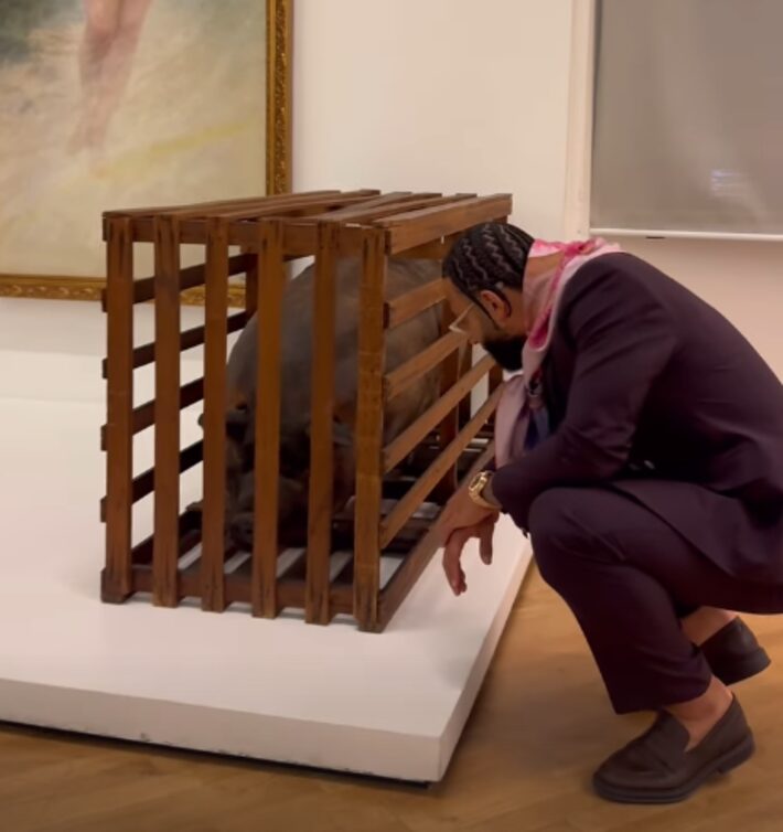Memphis Depay vai à Pinacoteca e provoca Palmeiras ao lado de escultura de porco; assista