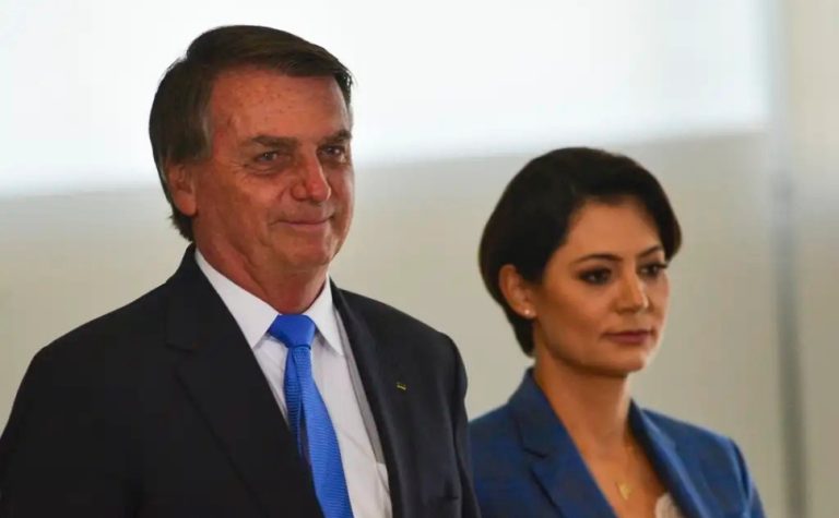 Michelle fala em humilhação após Moraes mandar polícia monitorar Bolsonaro