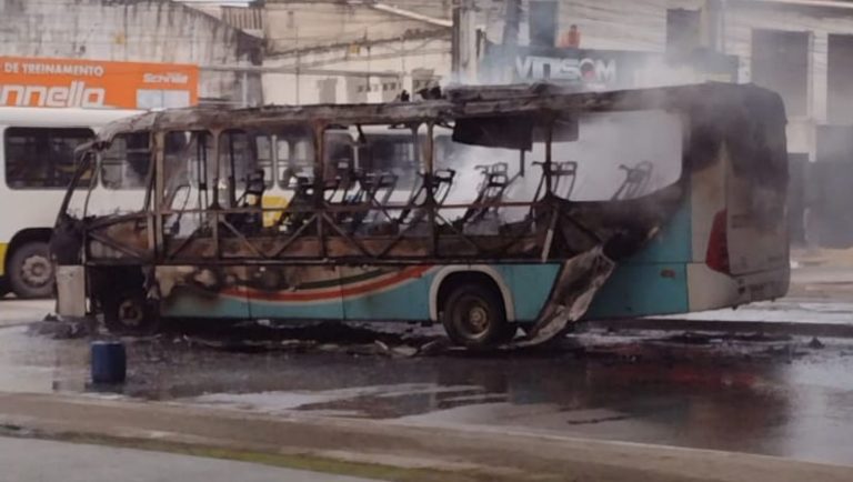 Micro-ônibus pega fogo no bairro de Prazeres, em Jaboatão