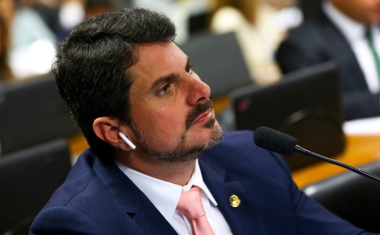 Moraes suspende uso de tornozeleira pelo senador Marcos do Val