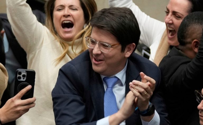 Morre Miguel Uribe, senador e pré-candidato que sofreu atentado na Colômbia