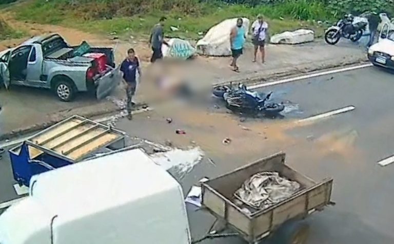 Motociclista fica em estado grave após atingir veículo que fazia manobra