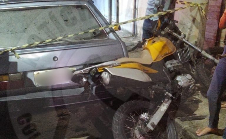 Motociclista morre após bater na traseira de carro estacionado na Serra