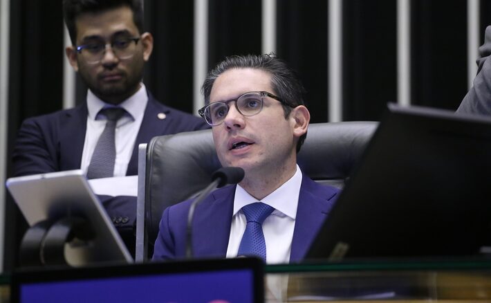 Motta acelera projeto contra adultização de crianças: ‘Que mundo estamos entregando?’